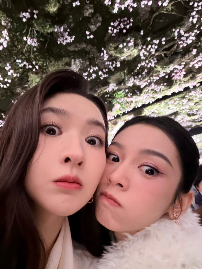 王玉雯周也搞怪合照太可爱了，原来美女都喜欢贴贴吗？