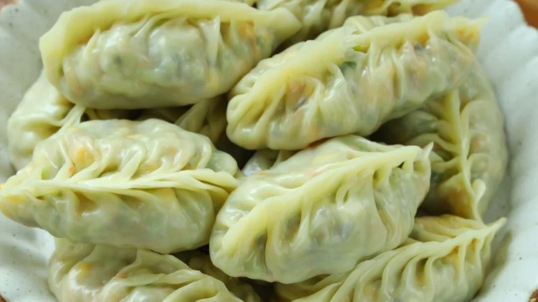 春天多吃蒸饺，这3种菜调馅太香了，皮薄馅大，清爽不油腻，比肉饺子还过瘾
