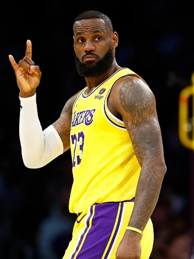 詹姆斯已经连续8场比赛出手不超过15次，这是彻彻底底转型三当家了。让出球权，投入