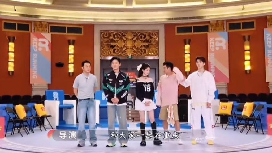 《奔跑吧》白鹿调整站位让孙千入镜，综艺镜头前的艺人互动引热议