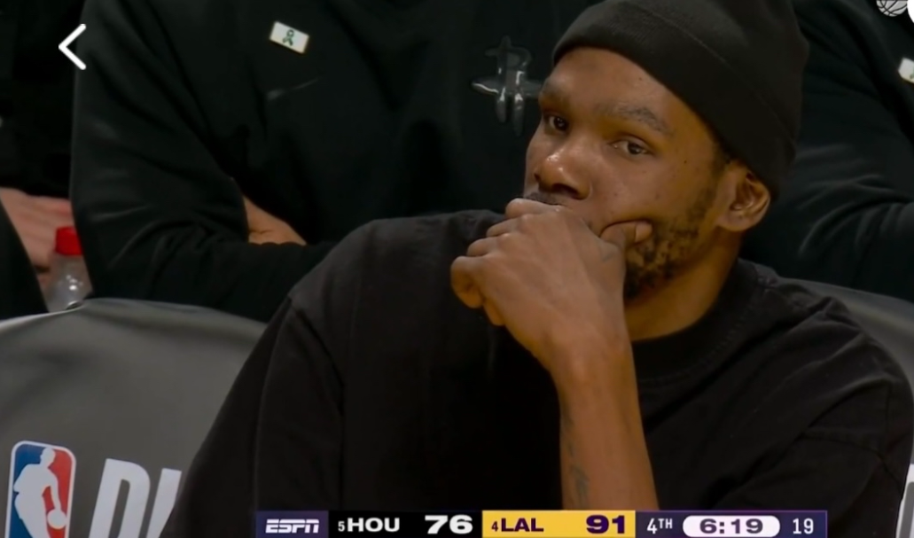 第四节6分17秒，现场镜头对准便装坐在替补席的杜兰特，他左手托腮，眼神呆滞，陷入