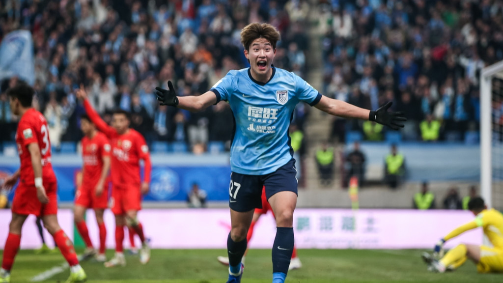 中超：大连英博1-0上海海港，取赛季首胜，阿奇姆彭破门