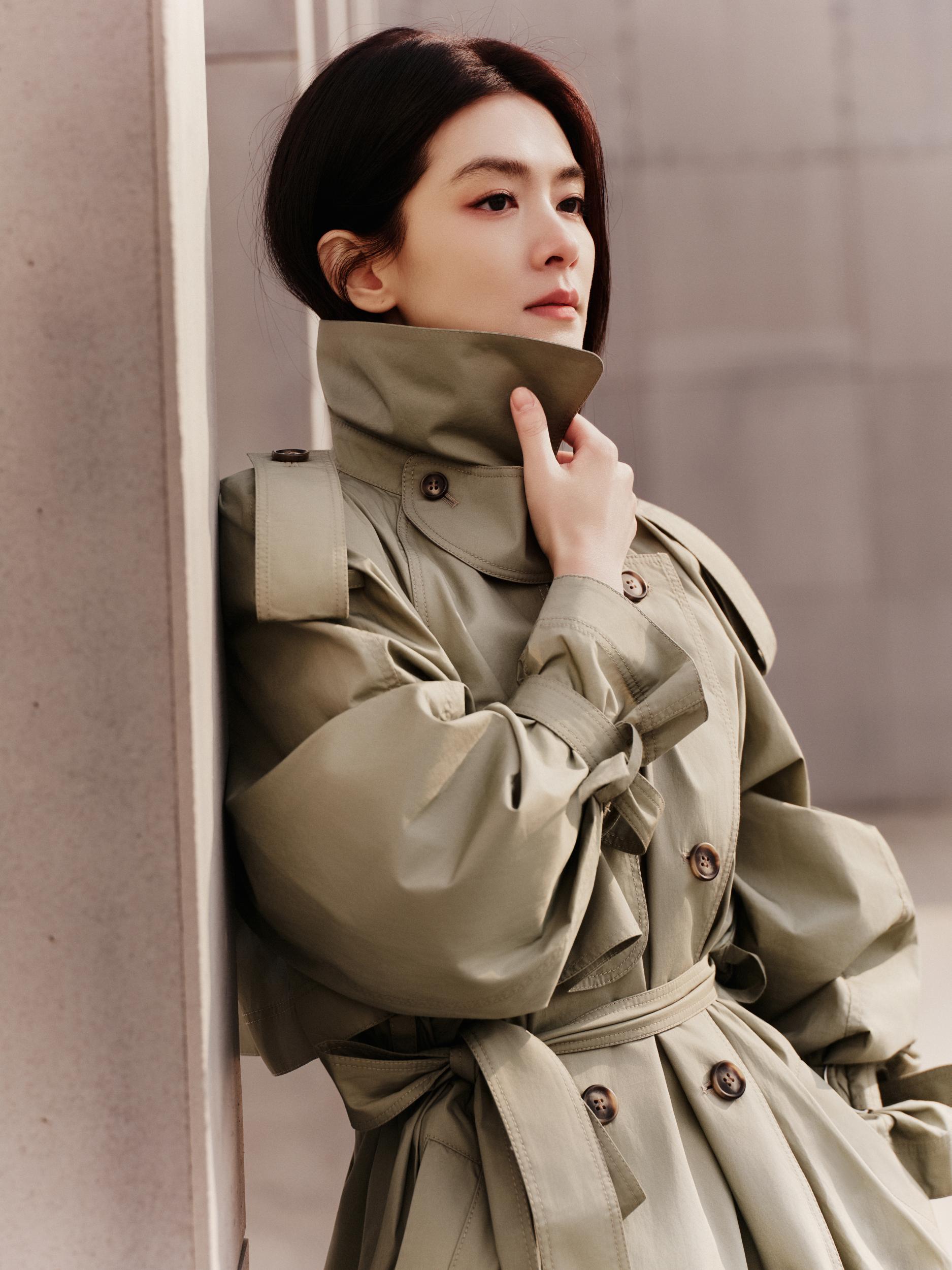 陈昊宇军绿风衣配黑靴，停车场酷飒出街，性感撩人新造型引爆全网！