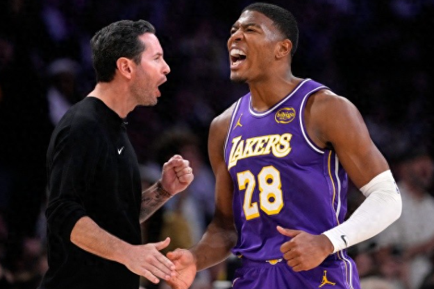 看了湖人角色球员的表现，八村还是离开吧，他离开后，剩下的就是湖人风格的球员了
