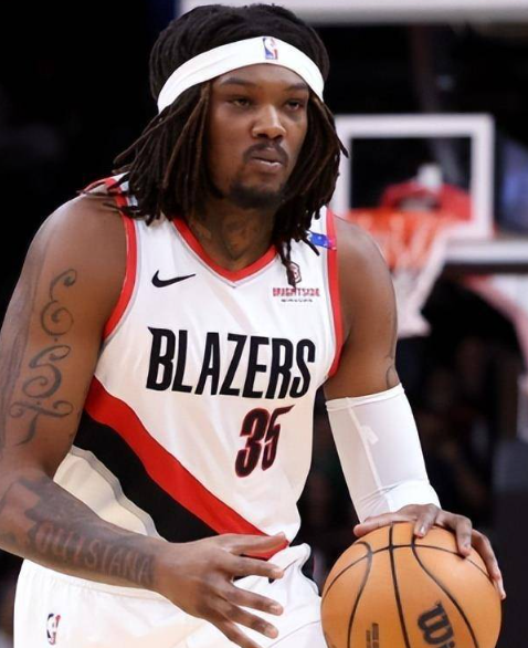 NBA季后赛，文班亚马接受了采访，谈到对手开拓者。
"他们的身体对抗是他们的标志