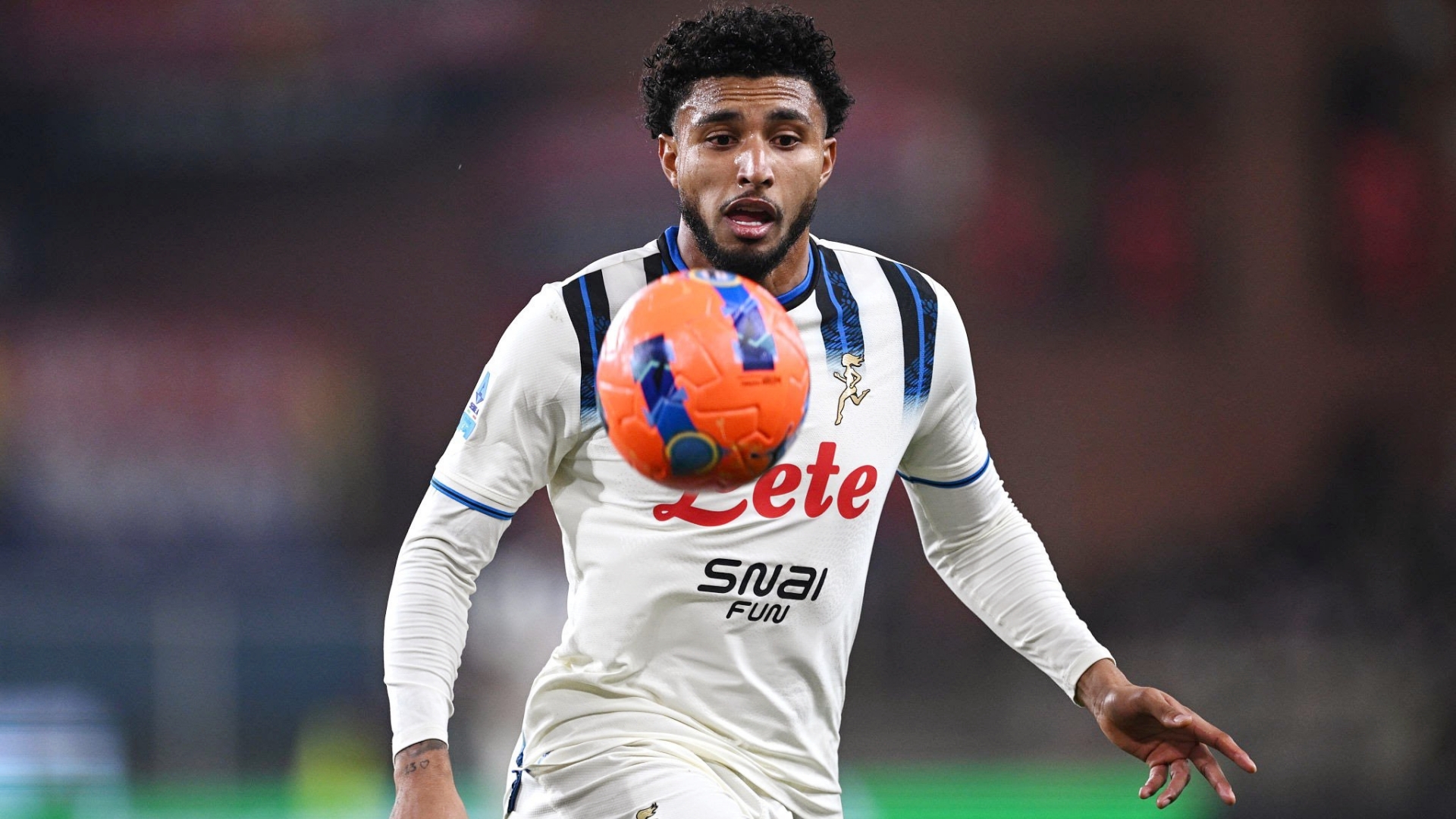 因对转会费有分歧，马竞与亚特兰大酒签下埃德森的谈判陷入停滞。
与此同时，英超联赛