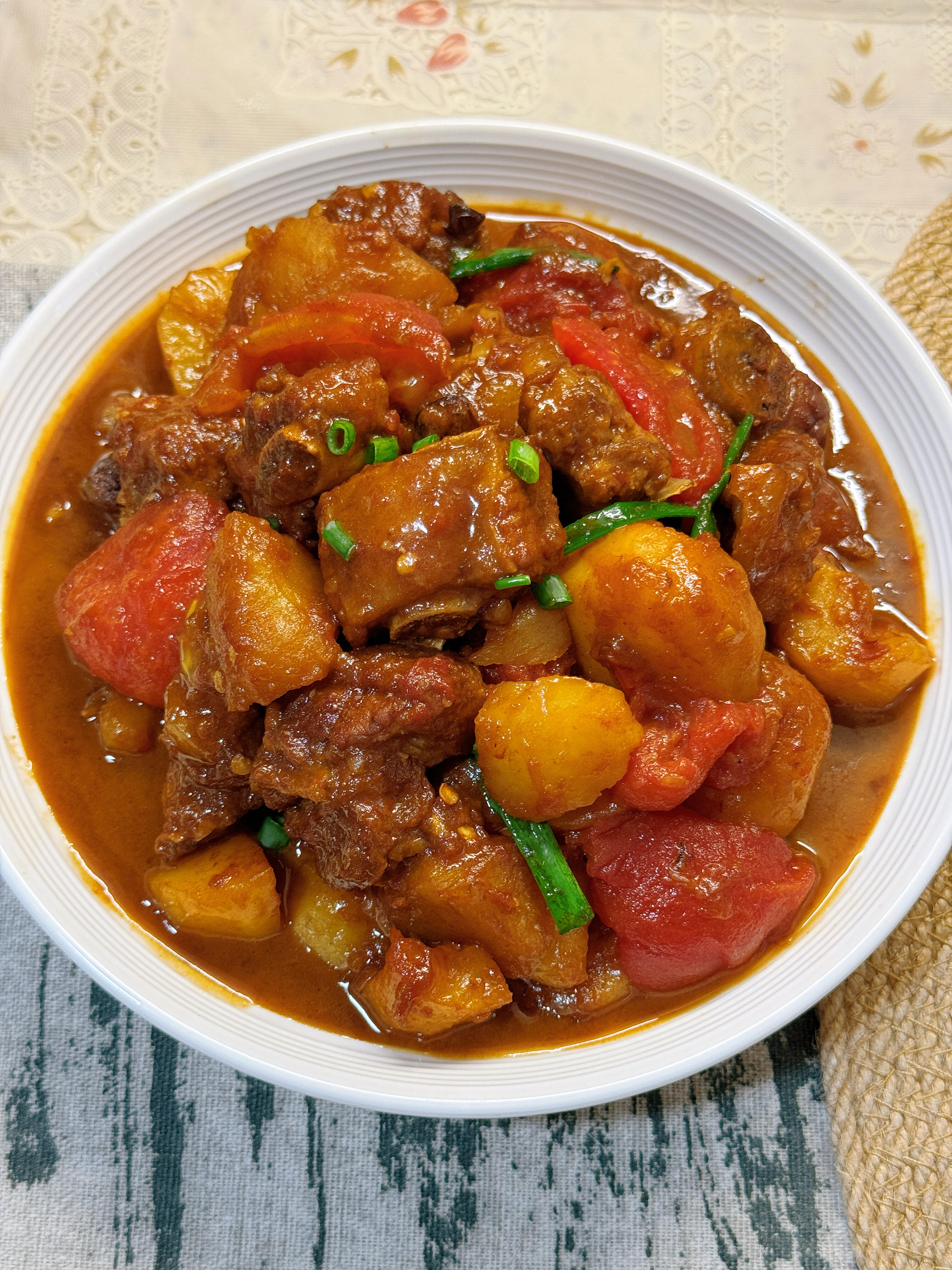 番茄土豆排骨｜软烂入味，汤汁浓郁，拌米饭太绝了
家人们，这道番茄土豆排骨真的香到