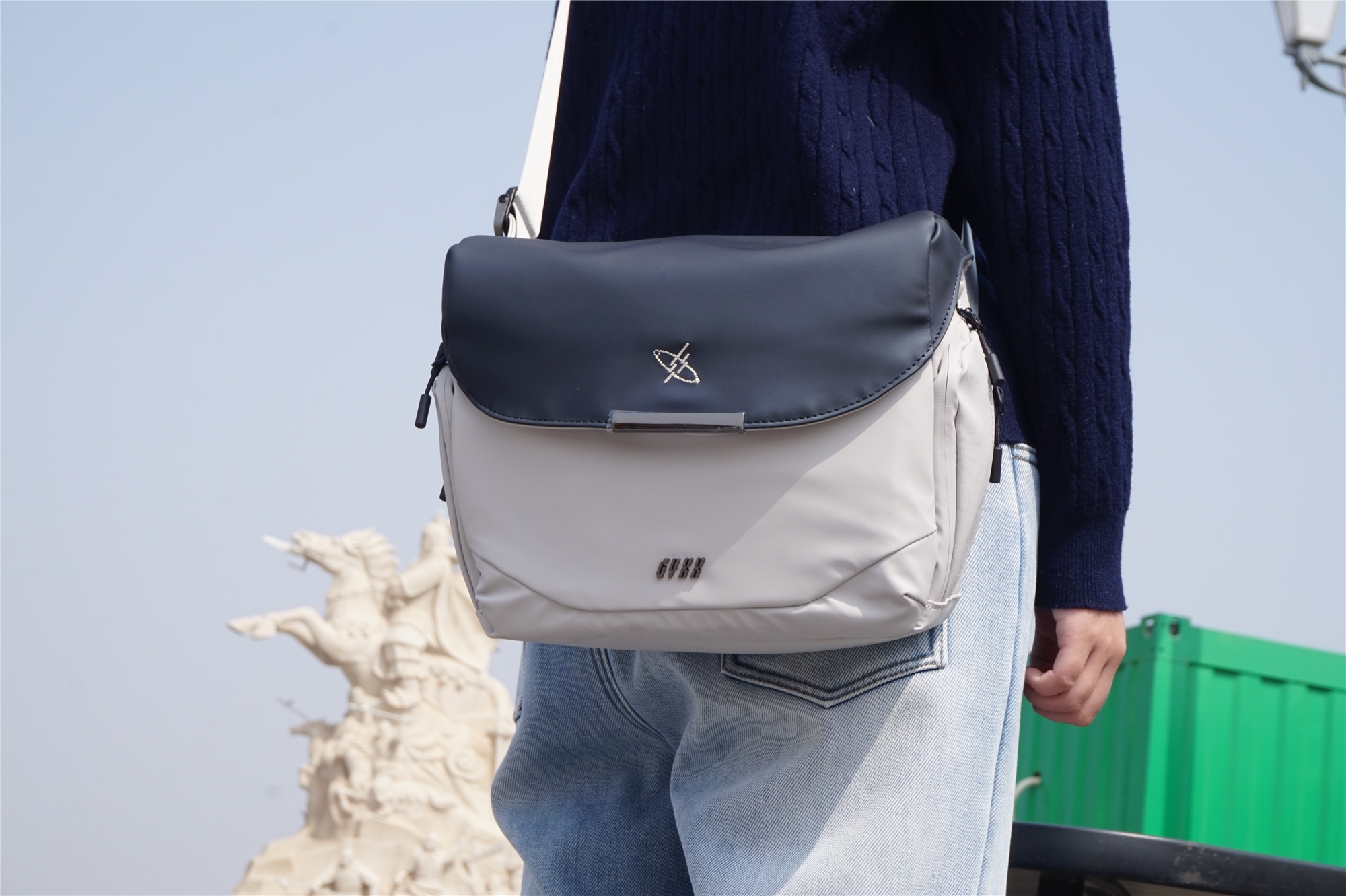 春游拍照怕累赘？选对摄影包才是关键，光影行星盖亚微单Pro实测