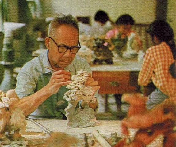 1970s，广西柳州的石雕老艺人。
