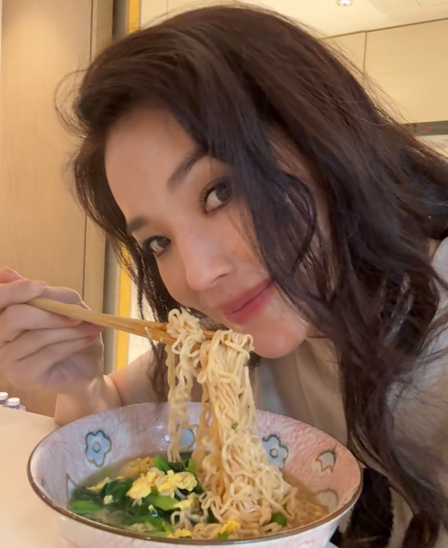 舒淇在北影节结束后
煮了碗泡面为自己庆生，这对她来说是难得的放肆了。
舒淇生日这