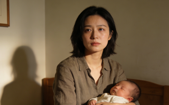 我妈打了坐月子的老婆，我劝老婆忍耐，老婆果断和我离婚，三年后我和母亲后悔去看孩子，开门后我却愣住了