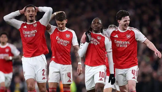 1.7亿英镑，阿森纳买来两个弃将。

欧冠赛场，就是这俩人，禁区外两脚远射，把球