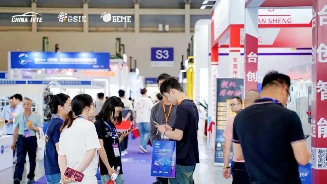 全息投影“点亮”未来座舱：科思创的野心与一场即将引爆重庆的产业革命