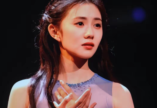 没看出来海来阿木旁边伴舞的是刘浩存
或许是因为春晚化妆粉底遮盖了脸上标志性的痣的