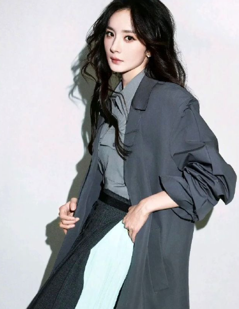 杨幂高清无水印壁纸
现在几点 ，开心一点