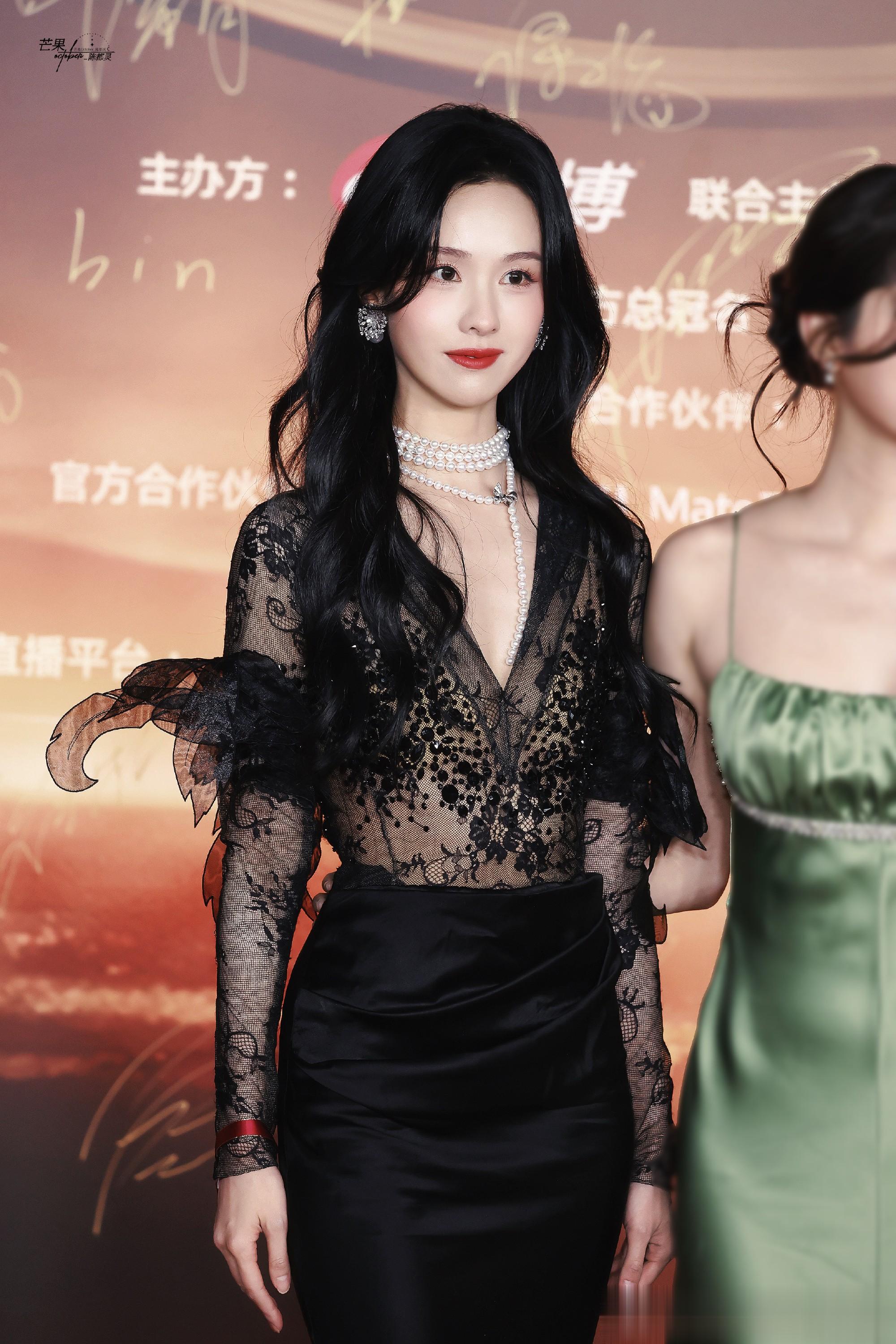 陈都灵蕾丝裙造型