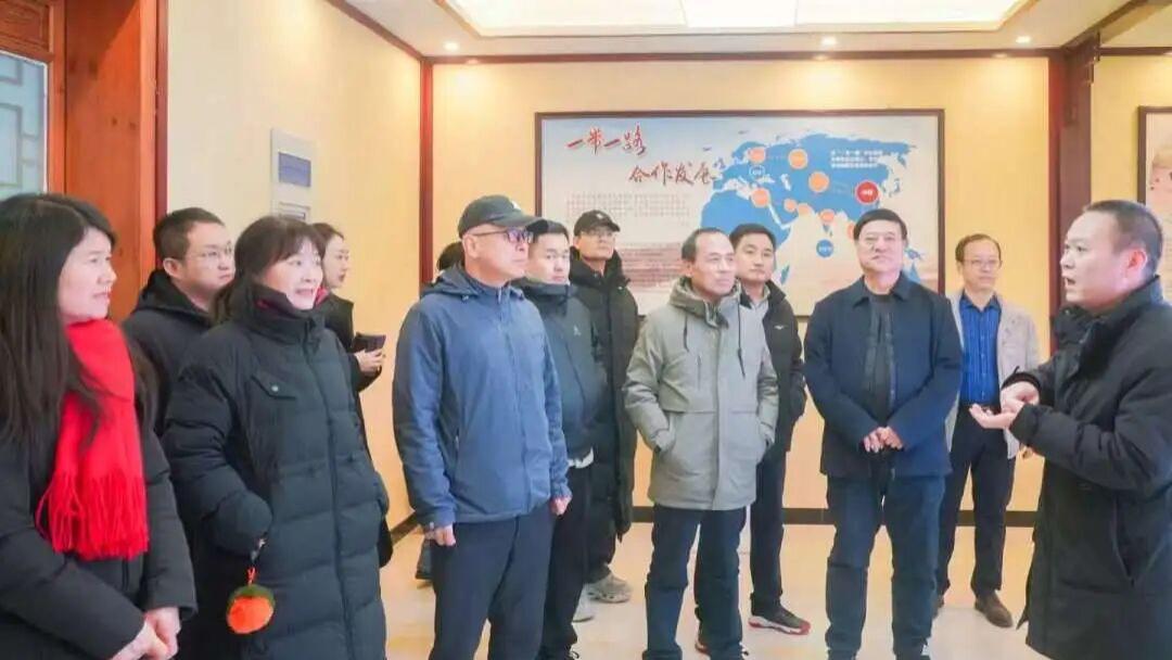 省高校校报老师打卡宝职院“馆中宝”  秦岭道地药材引盛赞