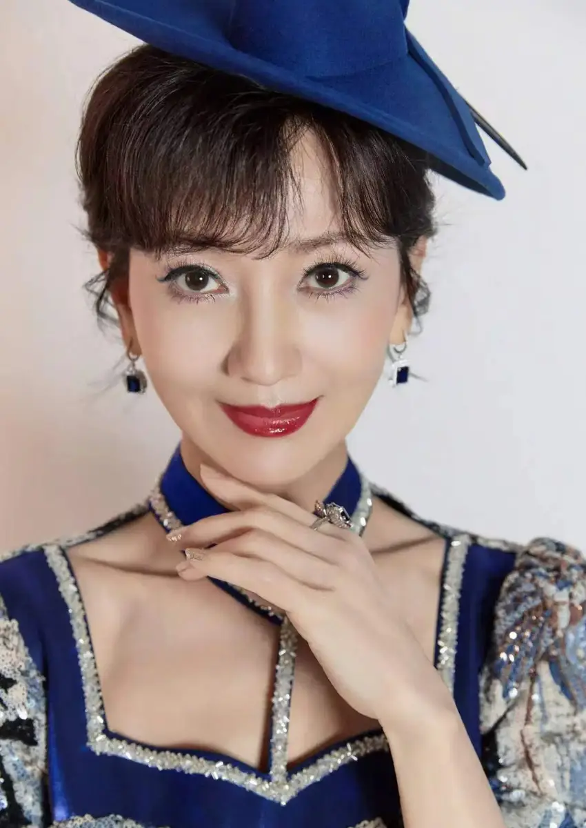 赵雅芝戴蓝帽配亮片裙端庄浅笑 气质华贵优雅天成