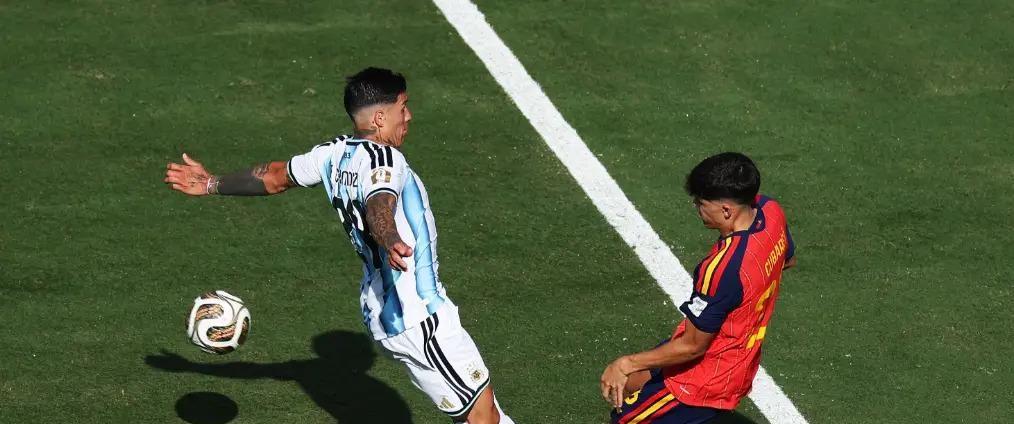 西班牙1-0击败阿根廷，拿下世界杯冠军，这场决赛看得人窒息。整场比赛双方拼抢极其