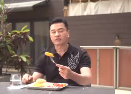 香港明星吕良伟在自家豪宅花园吃早餐，他说：我喜欢吃番薯、蓝莓，补眼的，还有高纤维