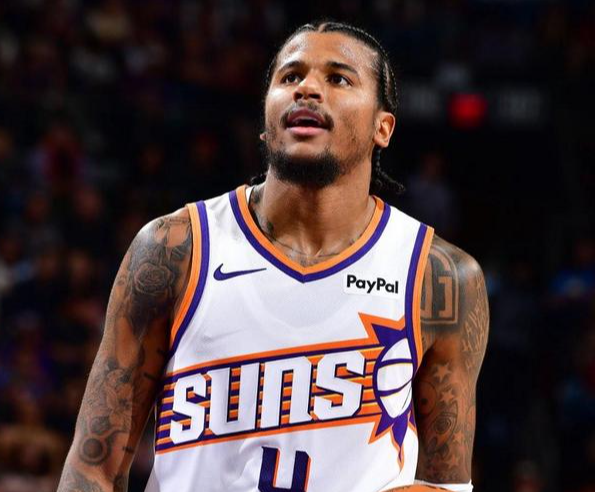 格林2-3月份才复出，还是复出太晚了，体力没有恢复，今天第四节也没力气了。感觉这