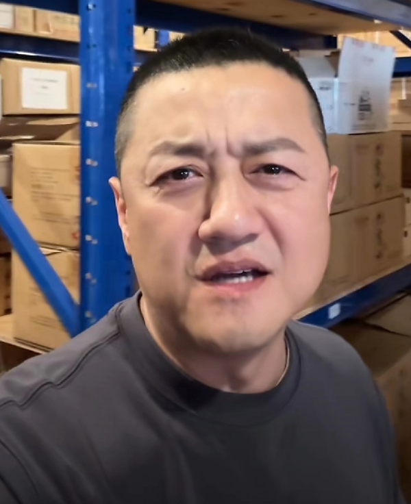 李亚鹏一段视频曝光
只见他说着说着，突然无法自抑的哽咽了，甚至就连眼眶也跟着红了