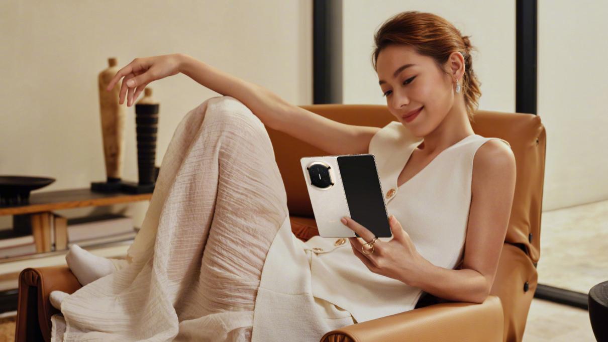 余承东、尼格买提联袂直播，AWE 2026现场体验华为Mate X7硬核科技