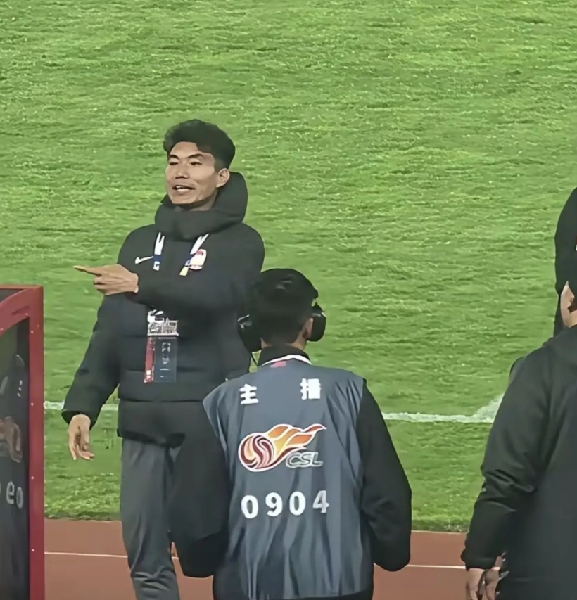 赛后未主动与对方教练握手，辽宁铁人主教练李金羽恐被追加处罚！
11人与10人踢球