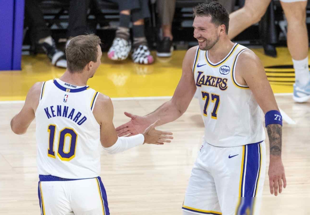 湖人9连胜靠谁？两次发球失误送机会，底角三分定胜负

2026年3月22日，湖人