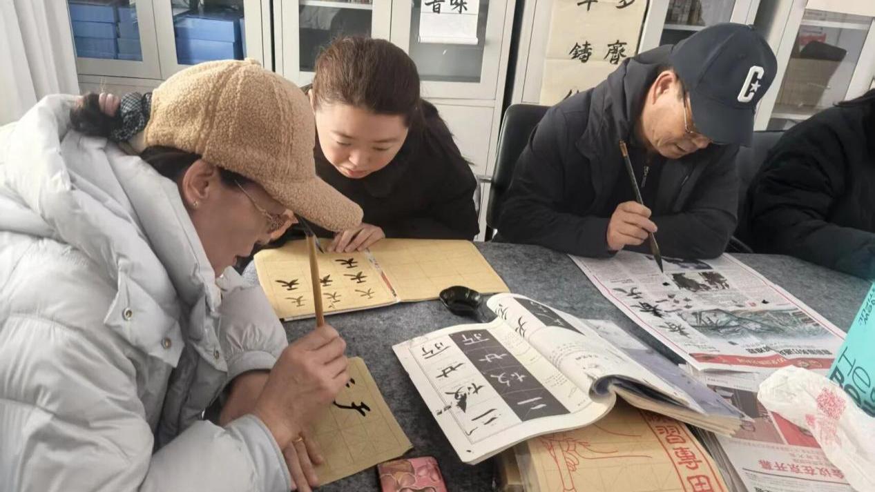 明山区青平社区关工委组织开展艺术课堂为民服务活动