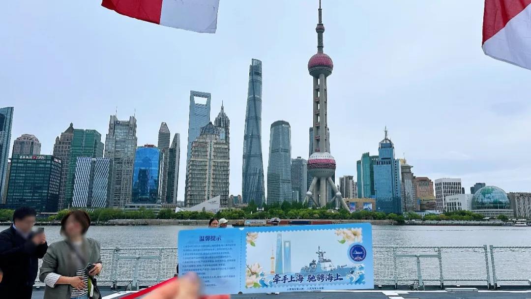 贺人民海军77华诞：三十年戎装，两代深蓝情