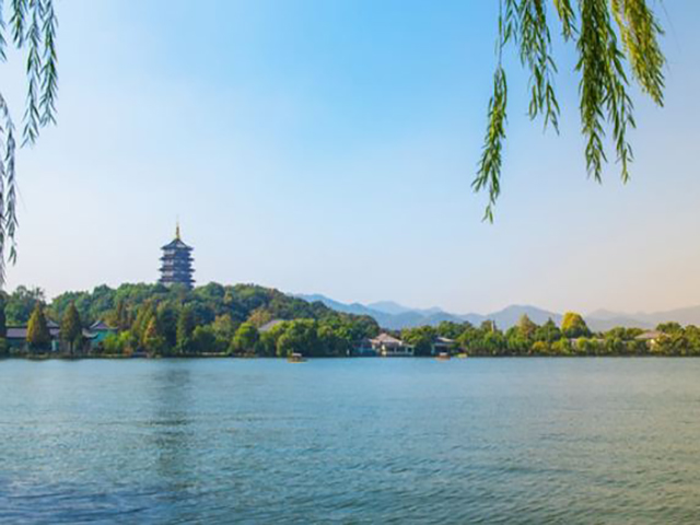 西湖三杰：

1.南宋岳飞：家境贫寒，世代以务农为生；他自幼好读兵书，颇有抱负，