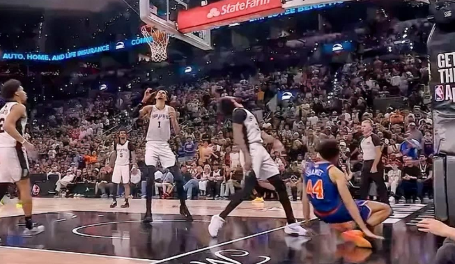 尼克斯麻烦了！沙梅特膝盖挫伤回更衣室

今日NBA总决赛G5在马刺主场打到第四节
