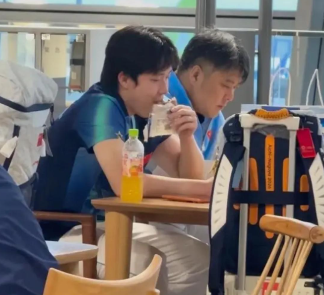亚运赛后场外花絮！王楚钦埋头干饭，孙颖莎逛店买手信还暖心合影，名古屋亚运会乒乓球