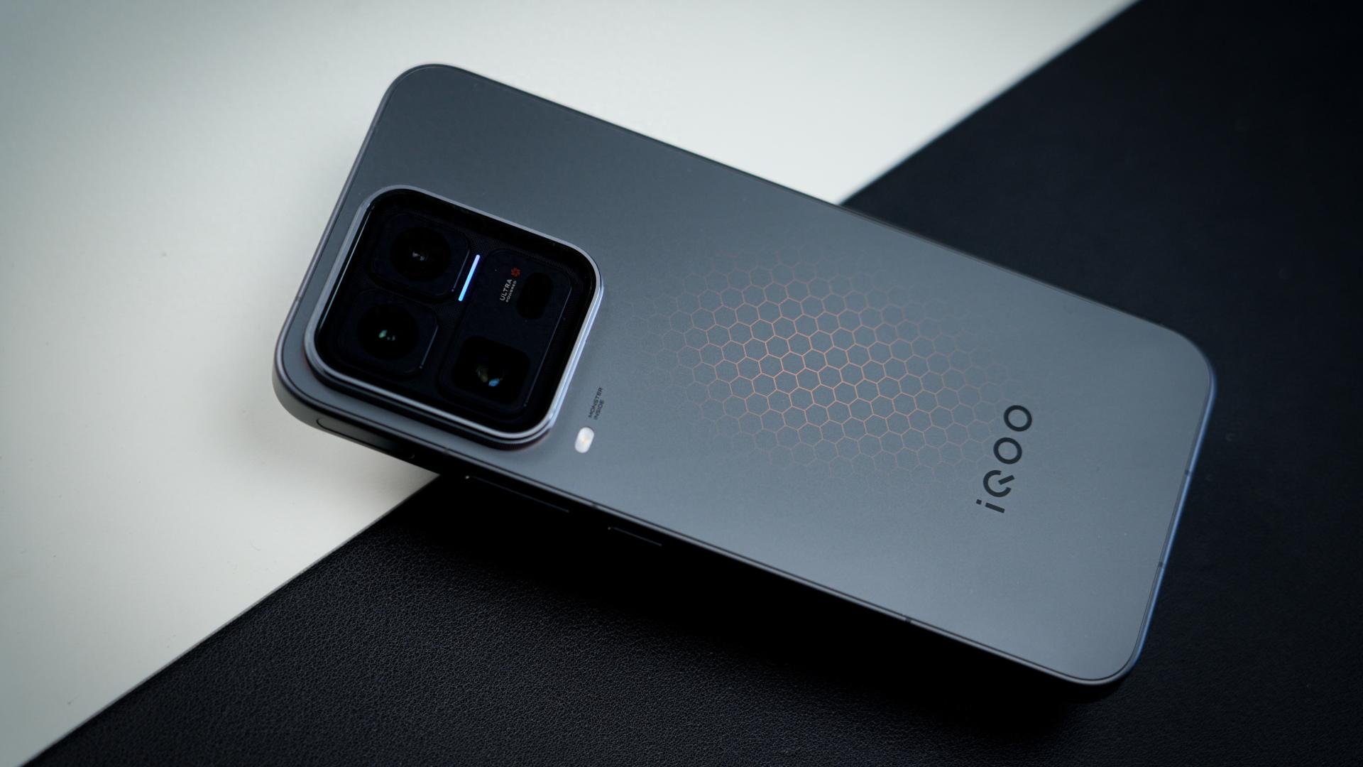 玩游戏还得是iQOO15 Ultra，轻松吃鸡MPV，还能帮你录高光时刻