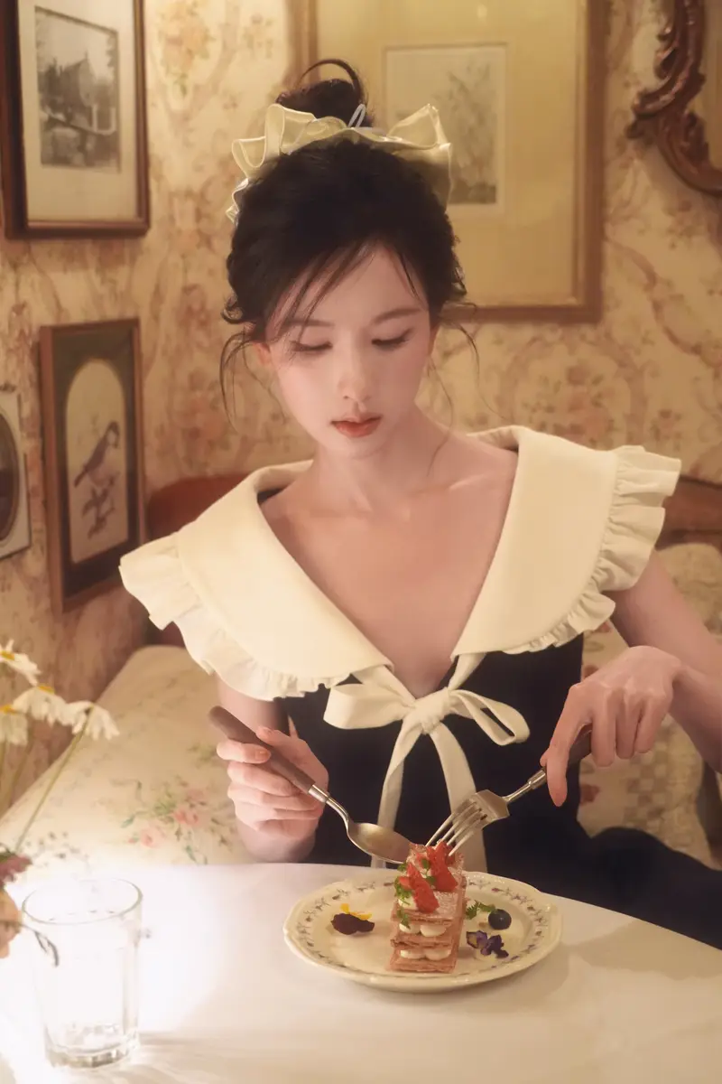 陈都灵穿小黑裙俏皮又灵动 手持甜品气质优雅迷人