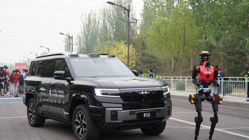 方程豹护航全球首场人形机器人马拉松，共谱未来出行新篇章