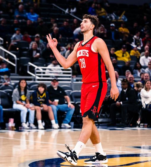 火箭队今天战胜了华盛顿奇才队，在一场强弱分明的对话当中轻松地战胜了对手。本场比赛