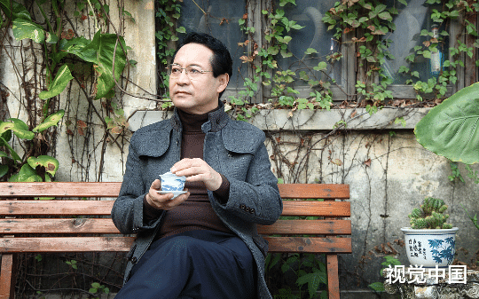 崇宁县长退休，常务副县长成接班人选，同僚设宴庆贺拼命劝酒，他偷偷换成白开水，下一秒刚开车就被举报酒驾