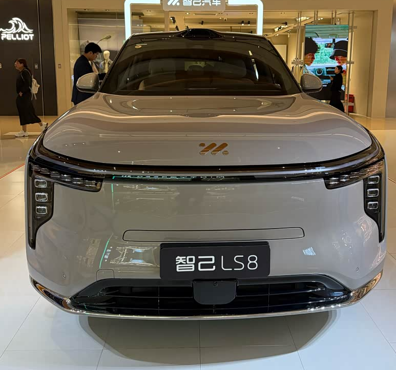 五座版新能源汽车属你空间最大
刚在店里静态体验完智己LS8五座版，这车最直观的感