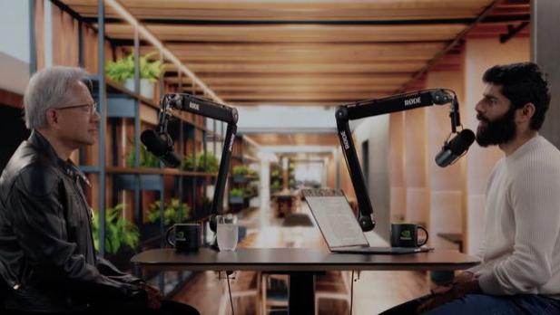 老黄可能开始焦虑了