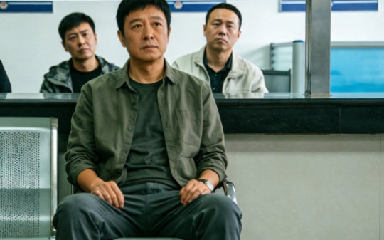 民警办公时玩游戏，怒扔群众材料还呵斥，殊不知对方是微服私访的省公安厅厅长，结局大快人心…