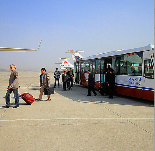 2015年，朝鲜首都平壤机场的摆渡车。