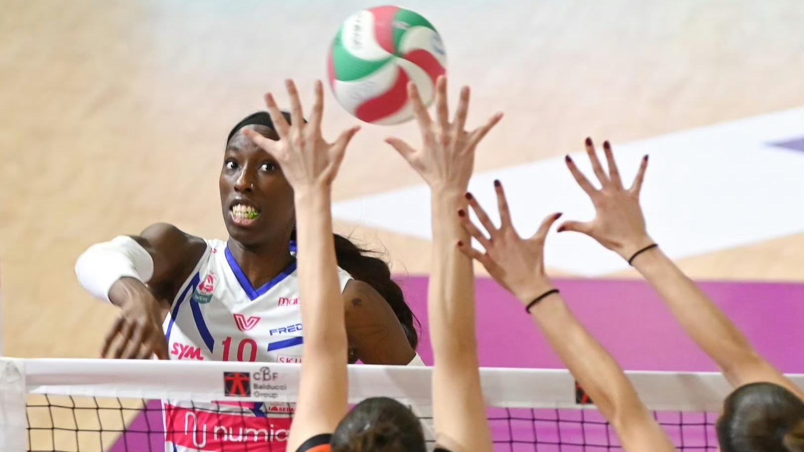 辣眼睛！艾格努从队友背后，做出不雅动作，曾有同性恋史