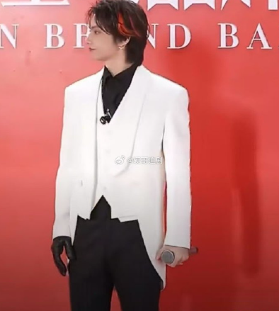 这个小细节让红毯瞬间变得轻松起来。在众多完美造型中，这样真实的小状况反而显得格外