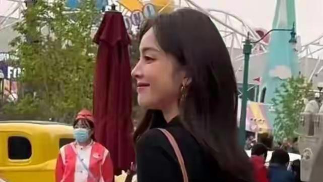 古力娜扎：骨相里的天然清纯，时光淬炼的本真之美。