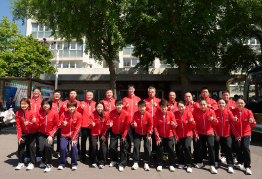 国乒今日出征伦敦，全力以赴争夺世乒赛冠军

今天上午，中国国家乒乓球队从北京出发