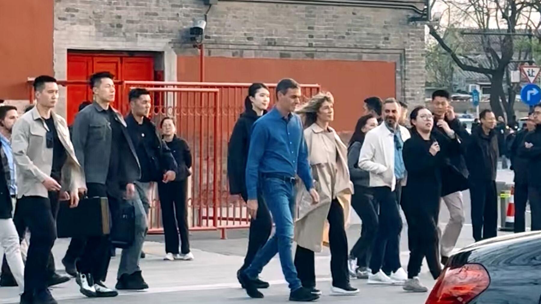 路人镜头下的西班牙首相夫人，穿无袖风衣与平底鞋，逛鼓楼好松弛