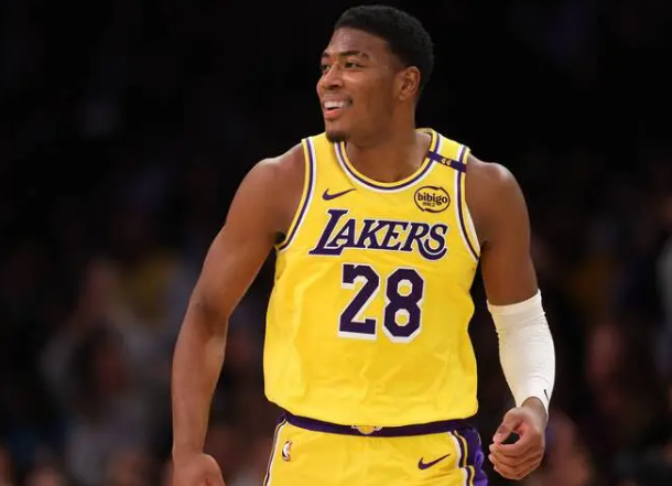 湖人表示，八村垒因生病将缺席今日对阵太阳的比赛。
北京时间上午10点，湖人将在客