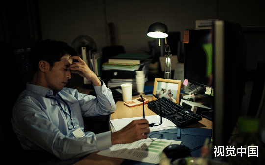 “下属卡点下班怎么办？”她发帖求助，网友教她开除。结果呢？公司差点没了。